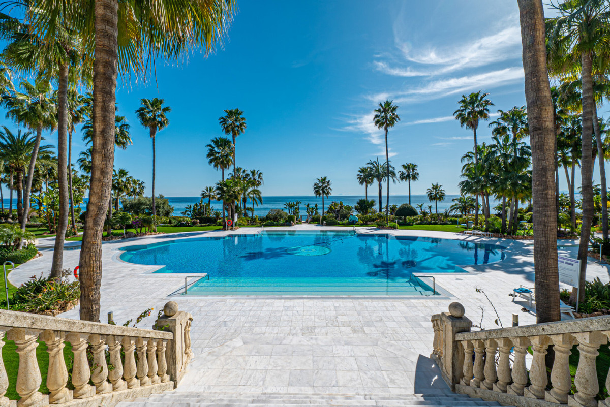 3 Bed Apartment for sale in Estepona Costa Del Sol, Málaga, Spain