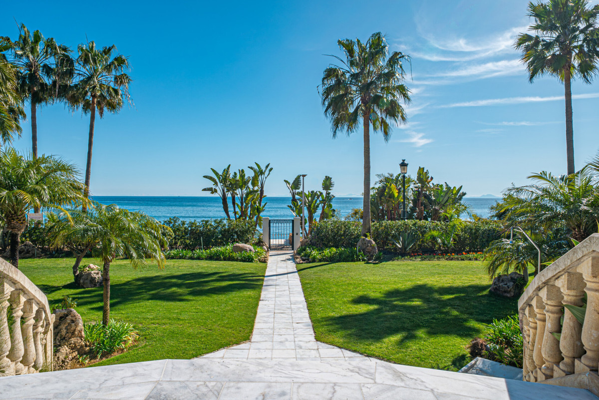 3 Bed Apartment for sale in Estepona Costa Del Sol, Málaga, Spain