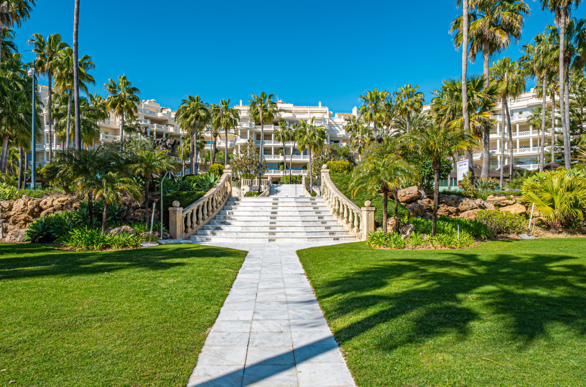 3 Bed Apartment for sale in Estepona Costa Del Sol, Málaga, Spain
