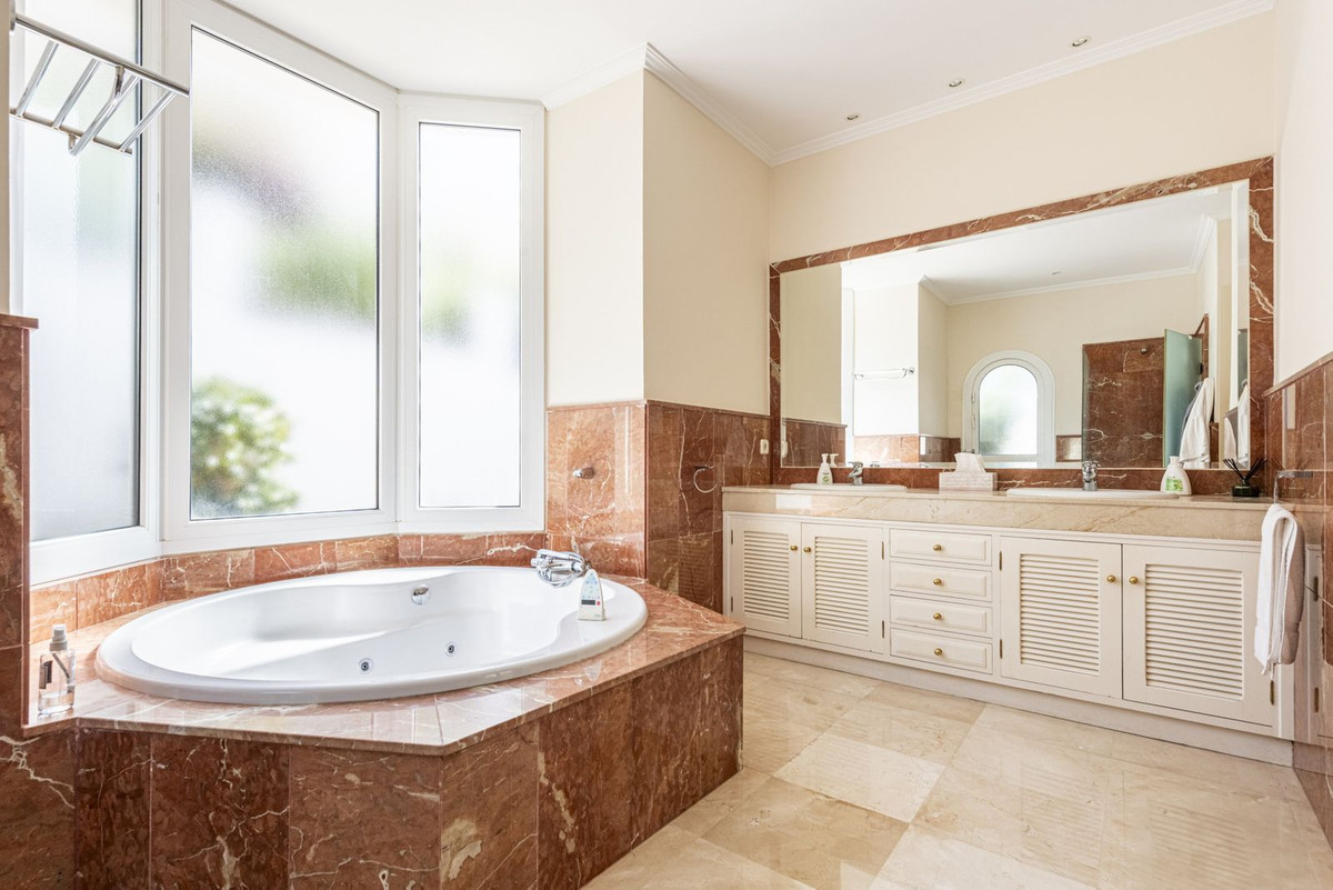 5 Bed Townhouse for sale in La Quinta Costa Del Sol, Málaga, Spain