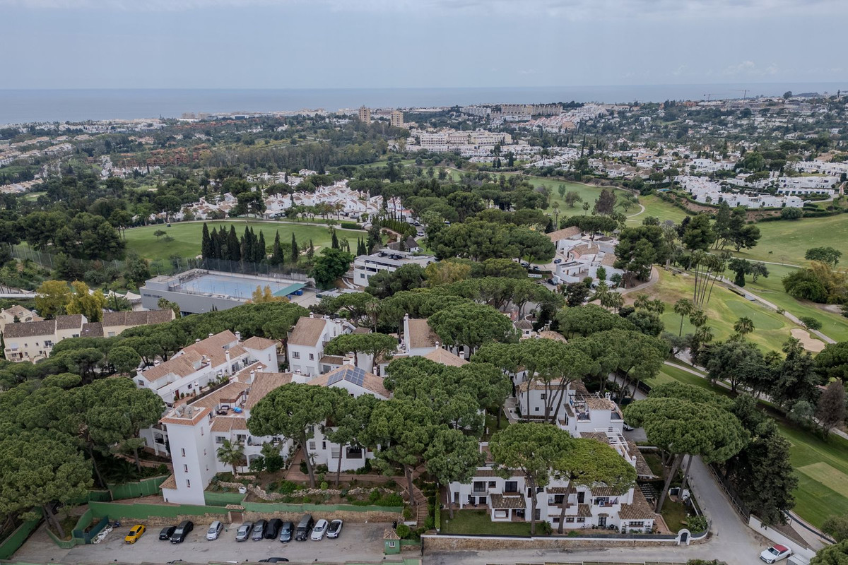 2 Bed Apartment for sale in Nueva Andalucía Costa Del Sol, Málaga, Spain