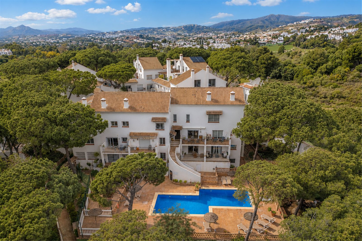 2 Bed Apartment for sale in Nueva Andalucía Costa Del Sol, Málaga, Spain