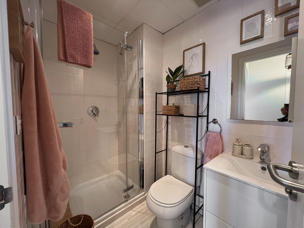 Se vende Apartamento Planta Media de 2 dormitorios en Costa Del Sol, Cadiz, España
