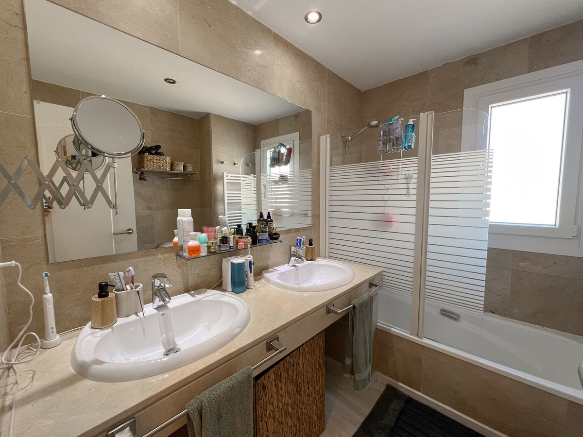 Se vende Apartamento Planta Media de 2 dormitorios en Costa Del Sol, Cadiz, España