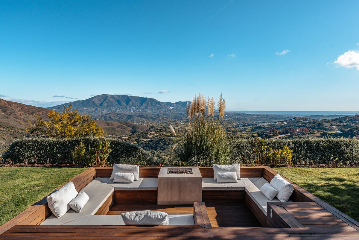 6 Bed Townhouse for sale in La Mairena Costa Del Sol, Málaga, Spain