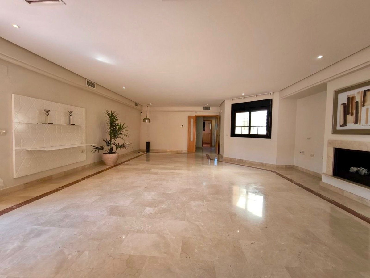 3 Bed Apartment for sale in Puerto Banús Costa Del Sol, Málaga, Spain