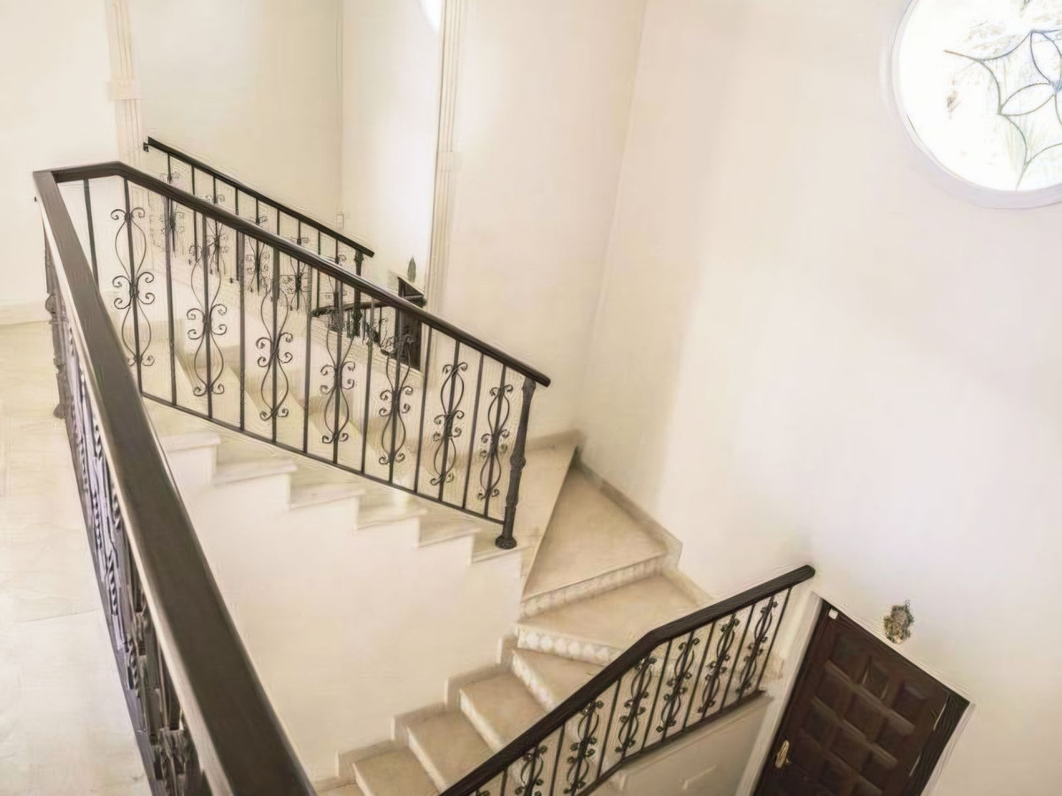 5 Bed Townhouse for sale in Nueva Andalucía Costa Del Sol, Málaga, Spain
