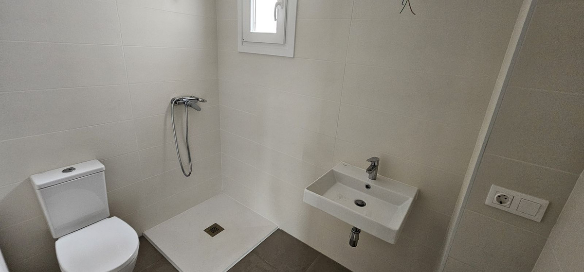 Se vende Apartamento Planta Media de 2 dormitorios en Costa Del Sol, Málaga, España