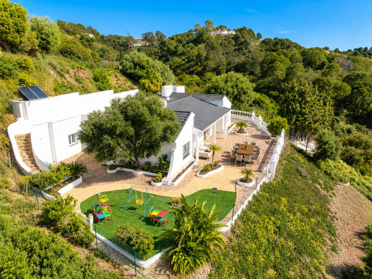 5 Bed Townhouse for sale in Estepona Costa Del Sol, Málaga, Spain