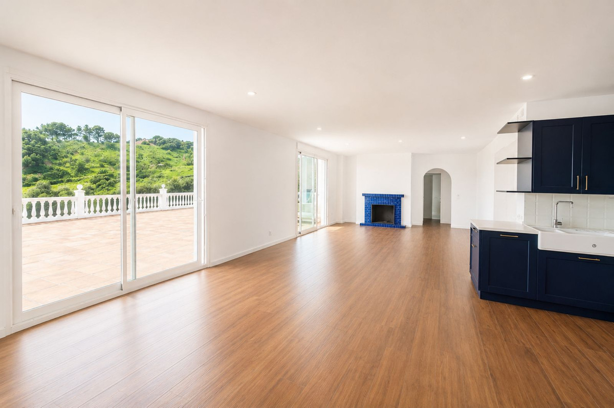 5 Bed Townhouse for sale in Estepona Costa Del Sol, Málaga, Spain