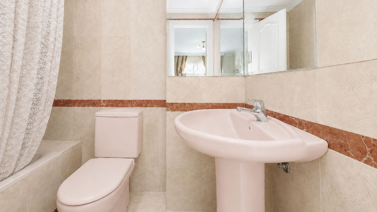 3 Bed Apartment for sale in Estepona Costa Del Sol, Málaga, Spain