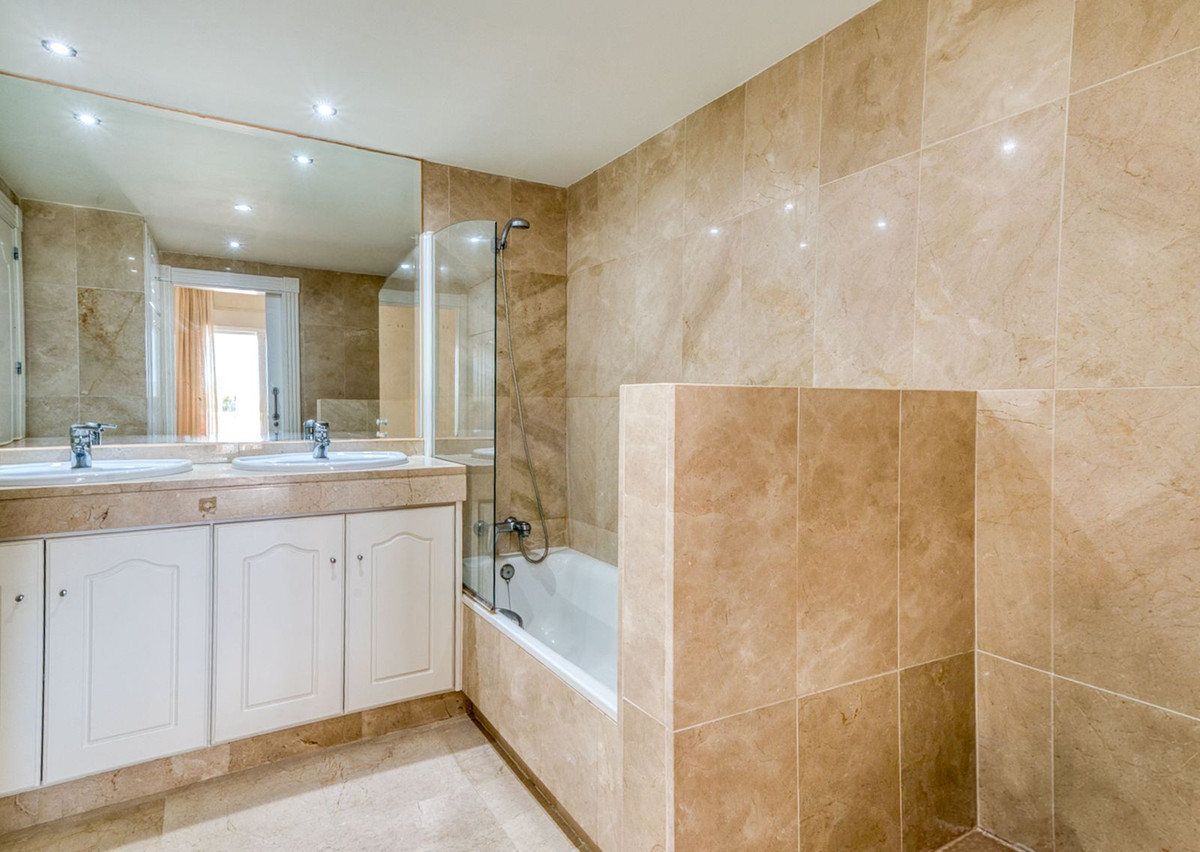 2 Bed Apartment for sale in Estepona Costa Del Sol, Málaga, Spain
