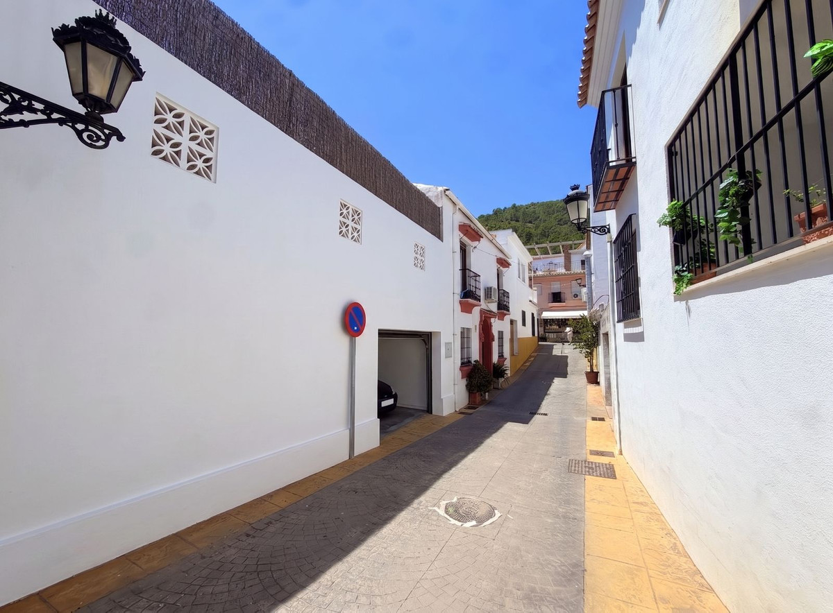 3 Bed Townhouse for sale in Benahavís Costa Del Sol, Málaga, Spain