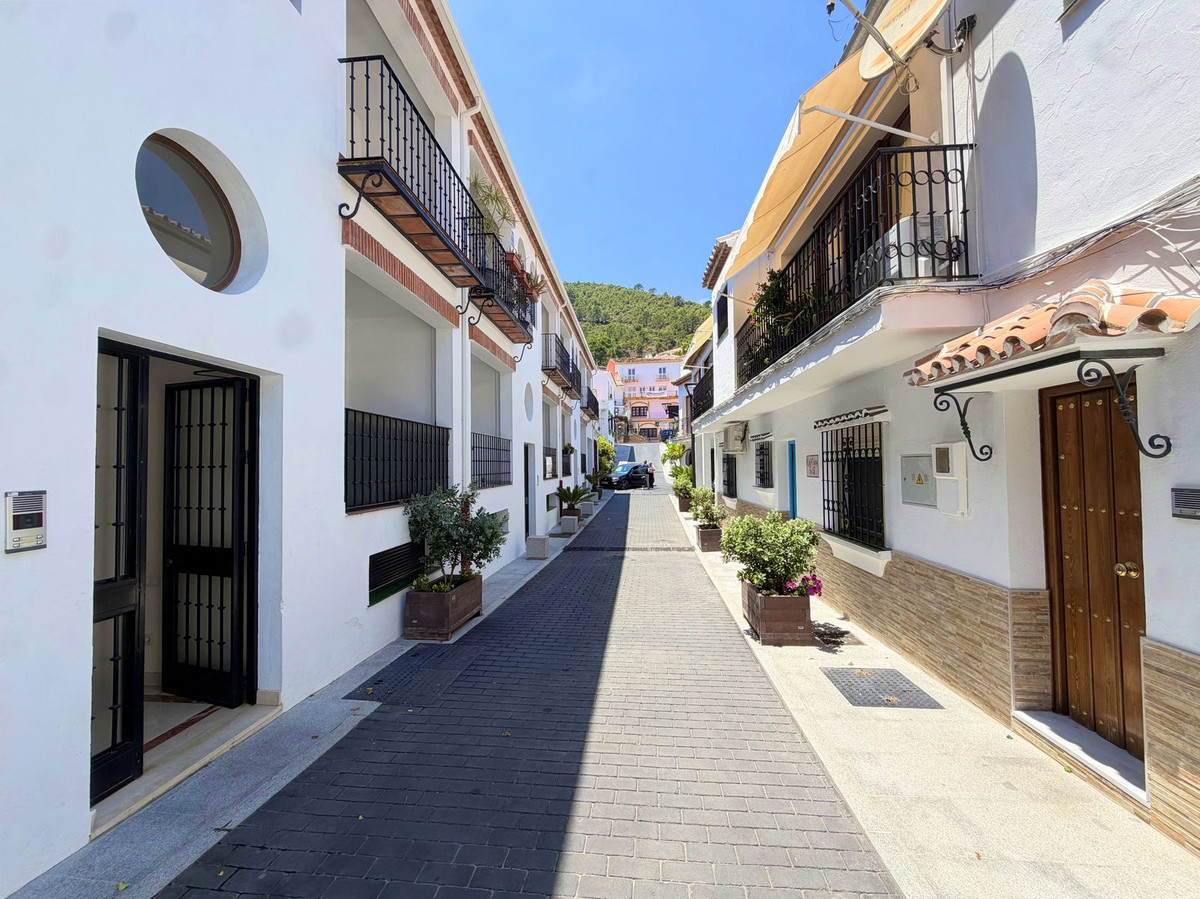 3 Bed Townhouse for sale in Benahavís Costa Del Sol, Málaga, Spain