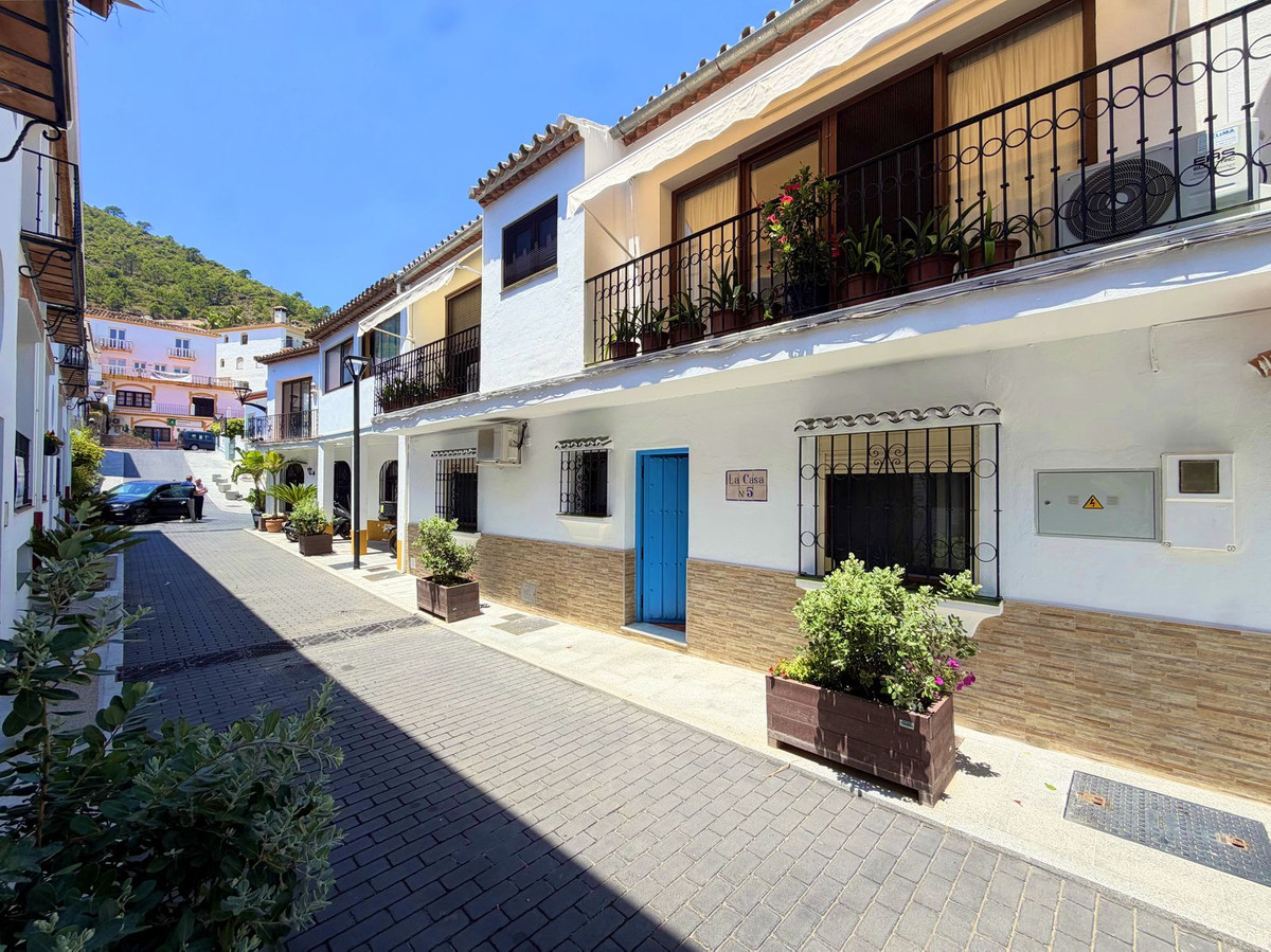 3 Bed Townhouse for sale in Benahavís Costa Del Sol, Málaga, Spain