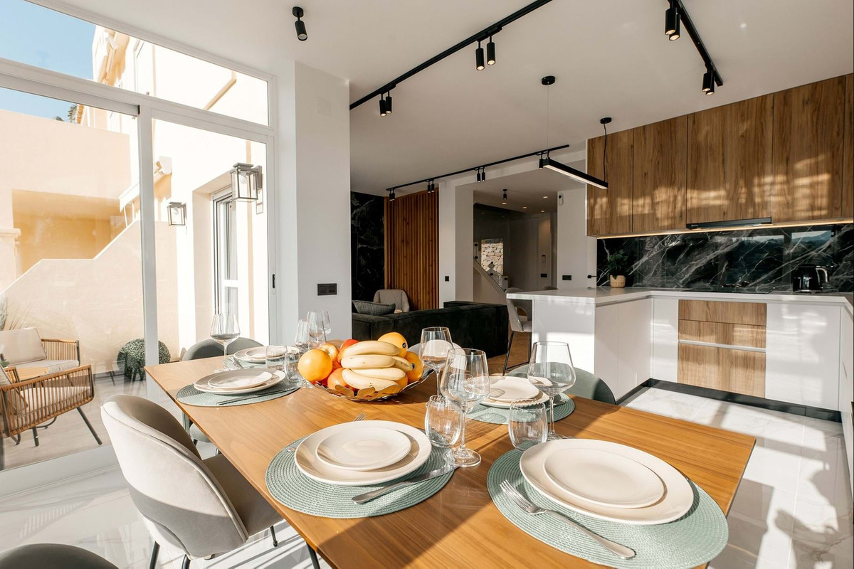 3 Bed Apartment for sale in La Quinta Costa Del Sol, Málaga, Spain