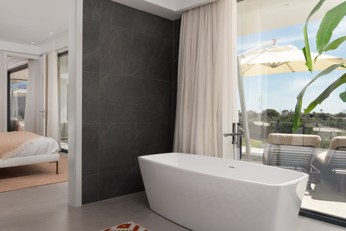 Se vende Villa - Chalet de 5 dormitorios en Costa Del Sol, Málaga, España
