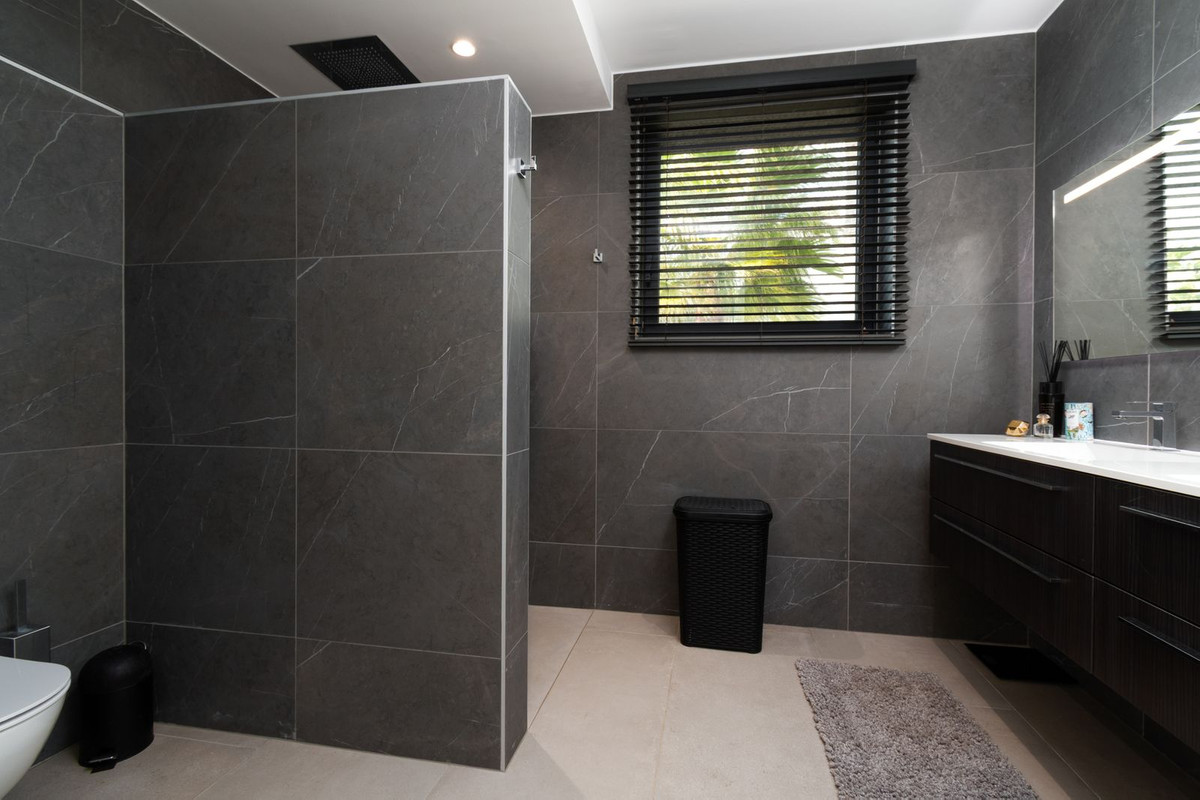 Se vende Villa - Chalet de 5 dormitorios en Costa Del Sol, Málaga, España