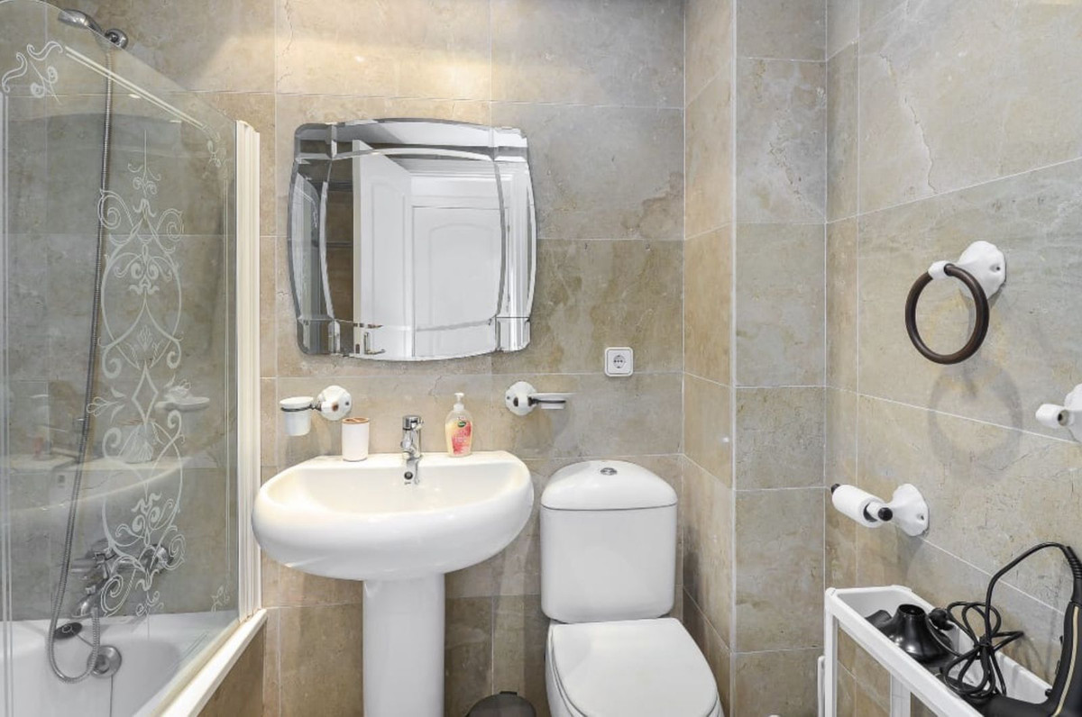 2 Bed Apartment for sale in La Duquesa Costa Del Sol, Málaga, Spain