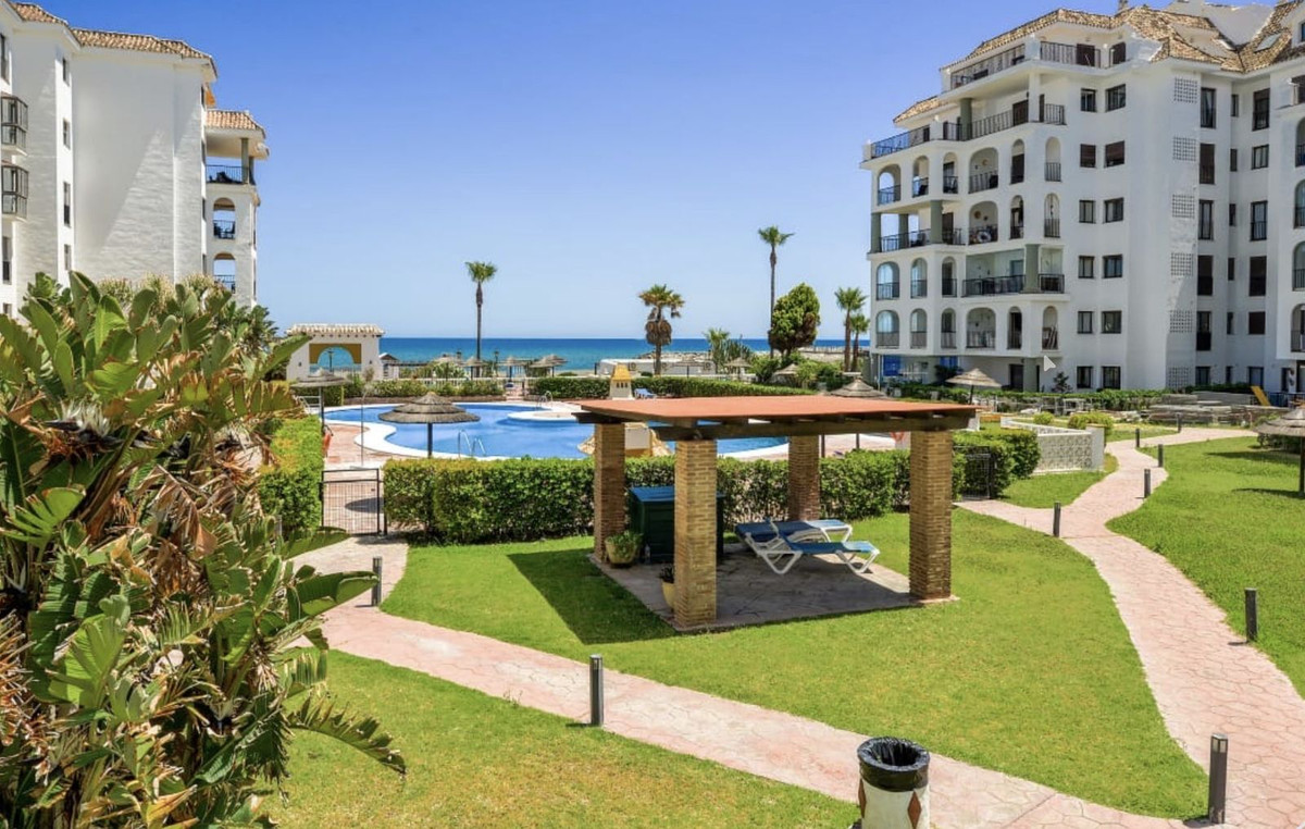 2 Bed Apartment for sale in La Duquesa Costa Del Sol, Málaga, Spain