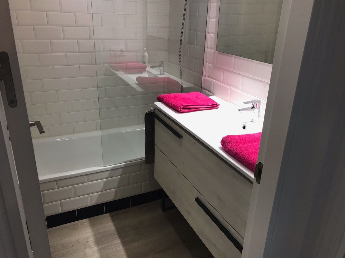 Se vende Apartamento Planta Media de 3 dormitorios en Costa Del Sol, Málaga, España