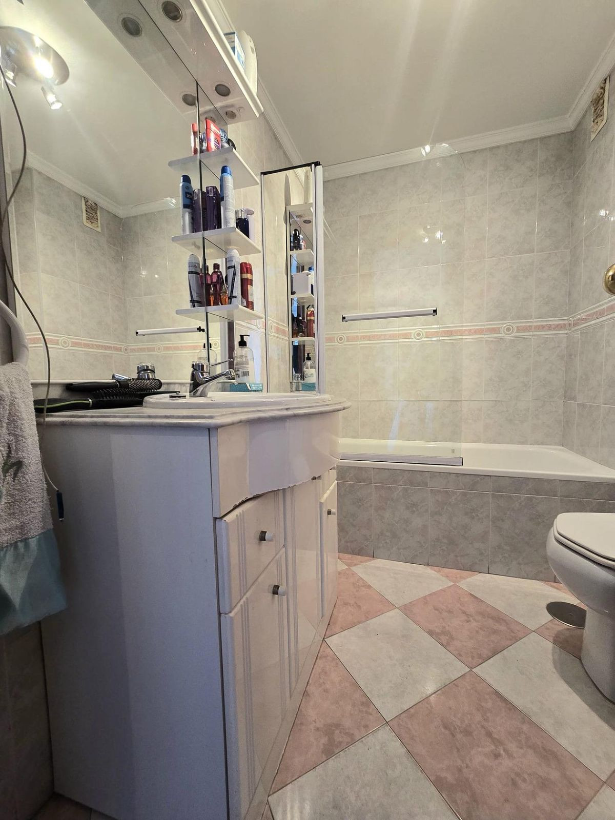 Se vende Apartamento Planta Media de 3 dormitorios en Costa Del Sol, Málaga, España