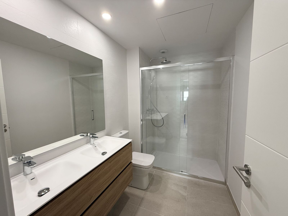 Se vende Apartamento Planta Media de 2 dormitorios en Costa Del Sol, Málaga, España