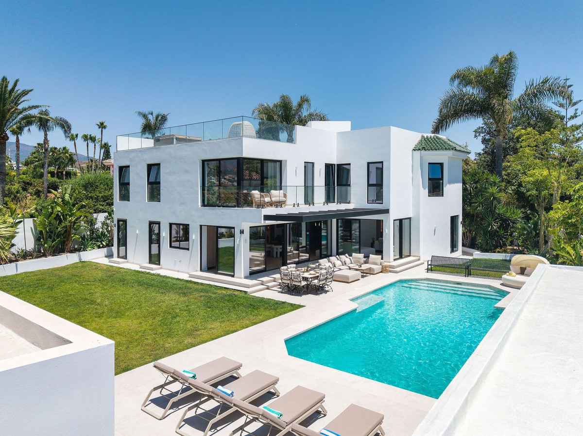 Se vende Villa - Chalet de 6 dormitorios en Costa Del Sol, Málaga, España