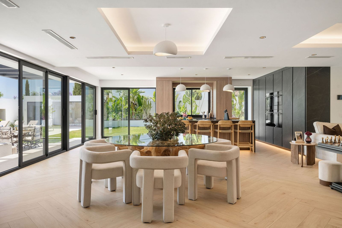 Se vende Villa - Chalet de 6 dormitorios en Costa Del Sol, Málaga, España