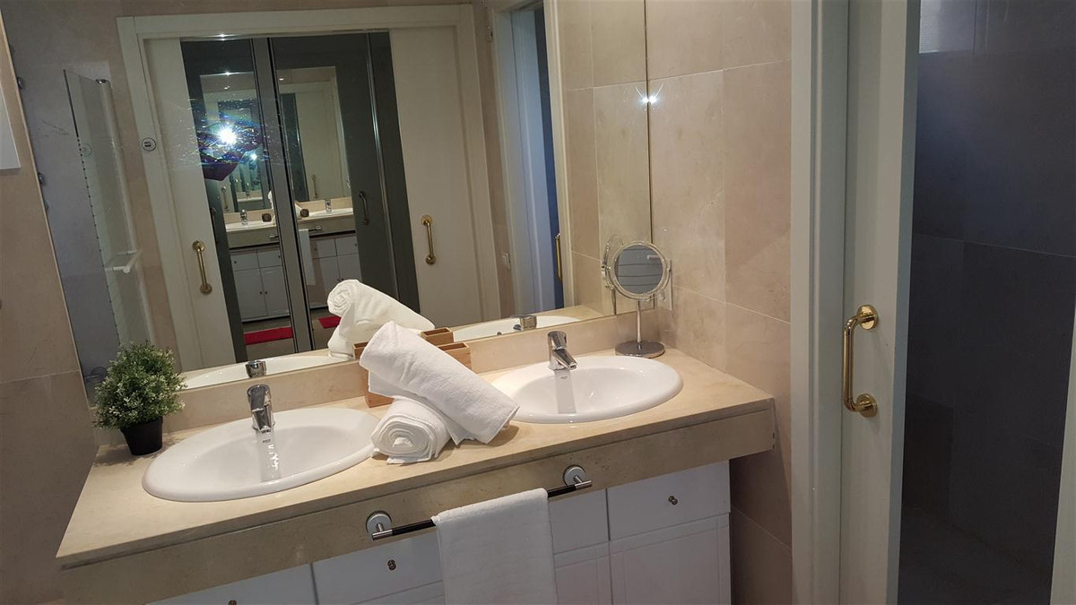 2 Bed Apartment for sale in La Duquesa Costa Del Sol, Málaga, Spain