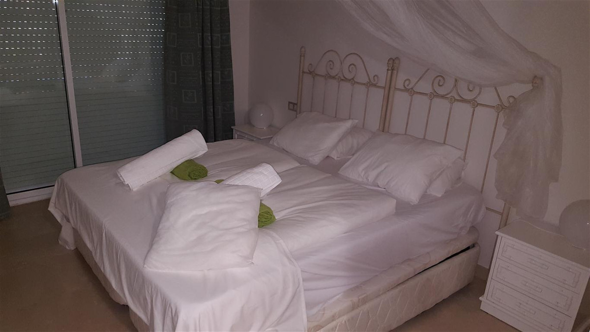 2 Bed Apartment for sale in La Duquesa Costa Del Sol, Málaga, Spain