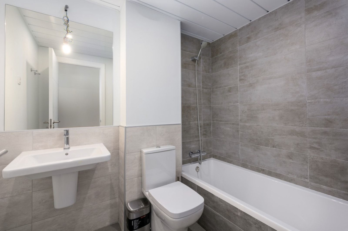 Se vende Apartamento Planta Media de 2 dormitorios en Costa Del Sol, Málaga, España