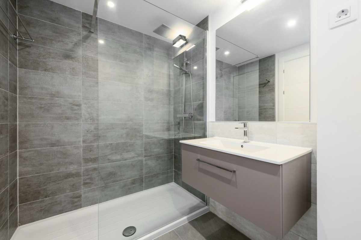 Se vende Apartamento Planta Media de 2 dormitorios en Costa Del Sol, Málaga, España
