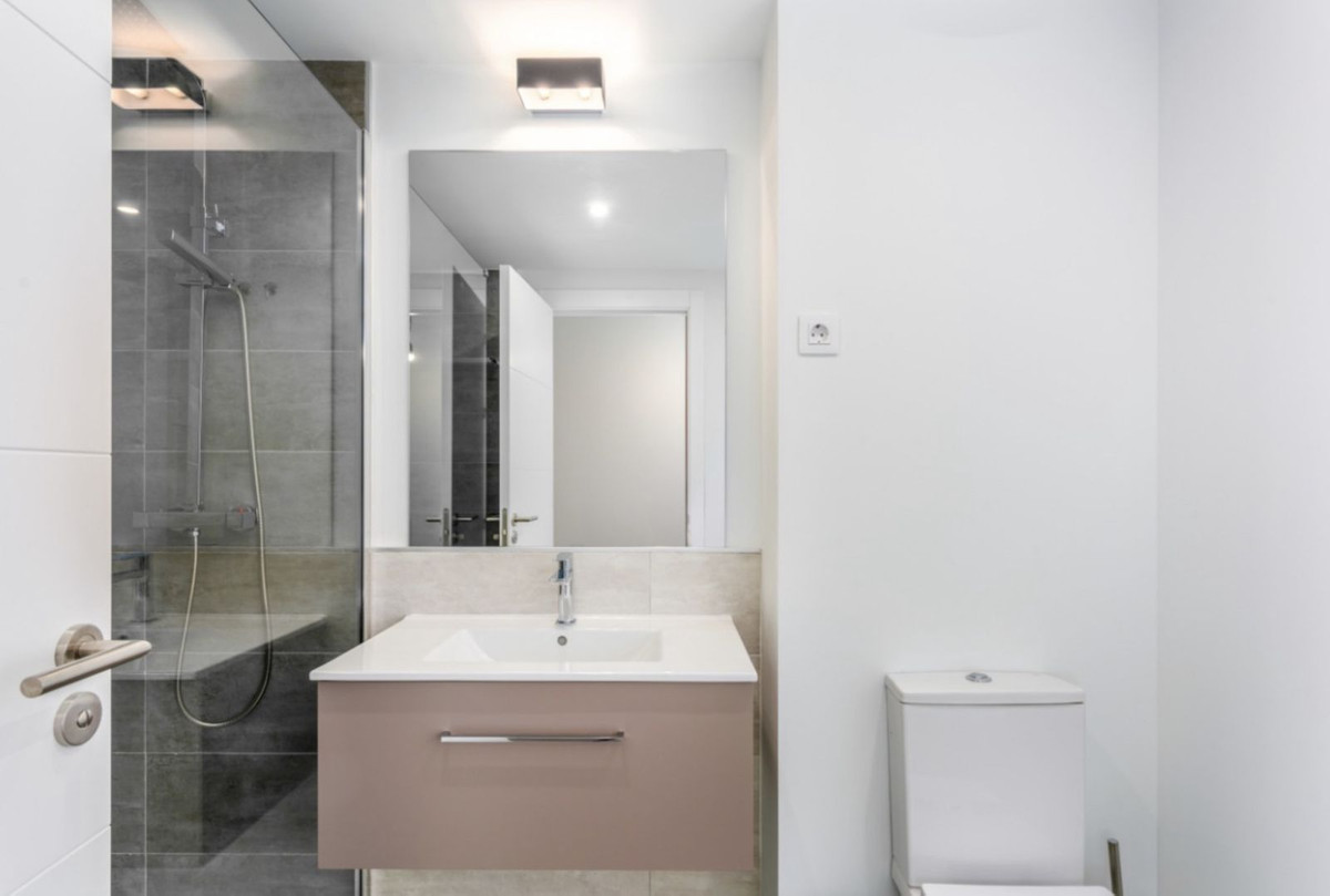 Se vende Apartamento Planta Media de 2 dormitorios en Costa Del Sol, Málaga, España