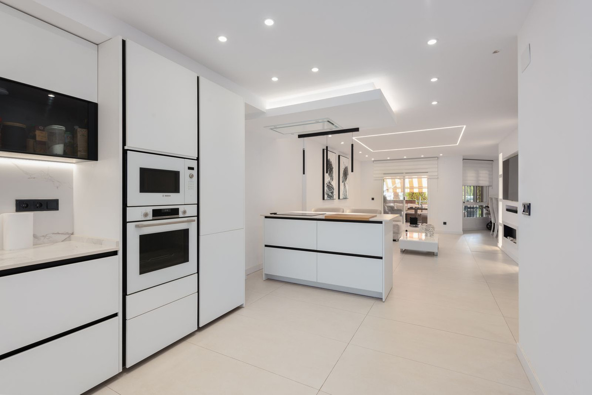 Se vende Apartamento Planta Baja de 4 dormitorios en Costa Del Sol, Málaga, España