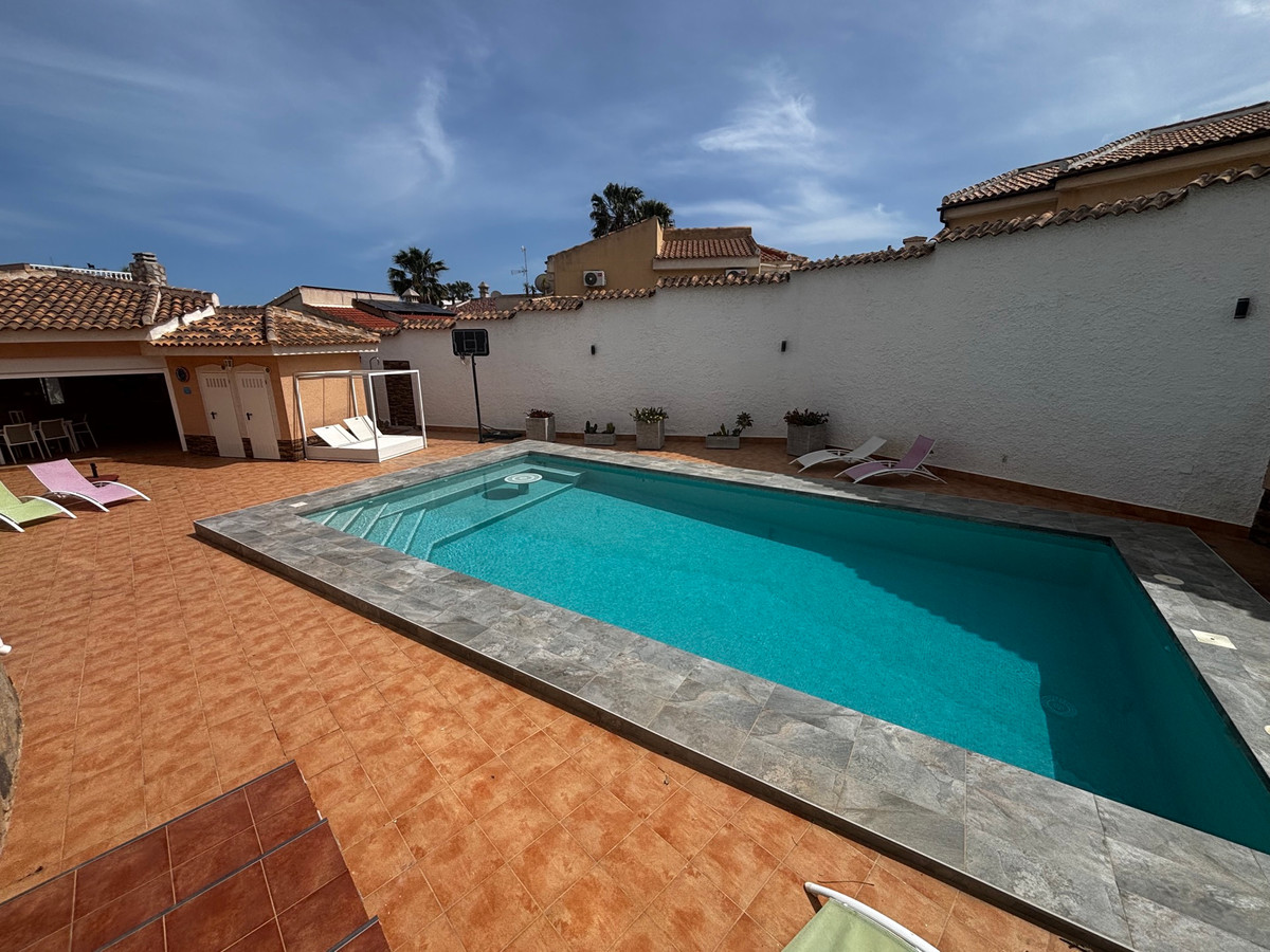 Se vende Villa - Chalet de 4 dormitorios en Costa Blanca, Alicante, España