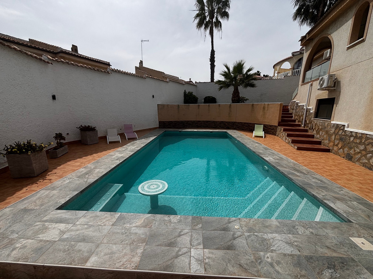 Se vende Villa - Chalet de 4 dormitorios en Costa Blanca, Alicante, España