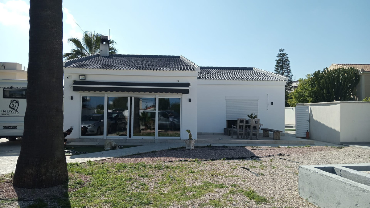 Se vende Villa - Chalet de 4 dormitorios en Costa Blanca, Alicante, España
