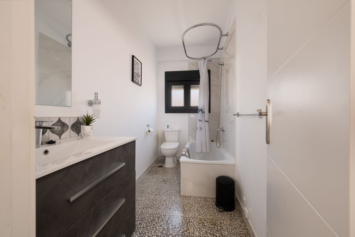 Se vende Apartamento Planta Media de 2 dormitorios en Costa Del Sol, Málaga, España