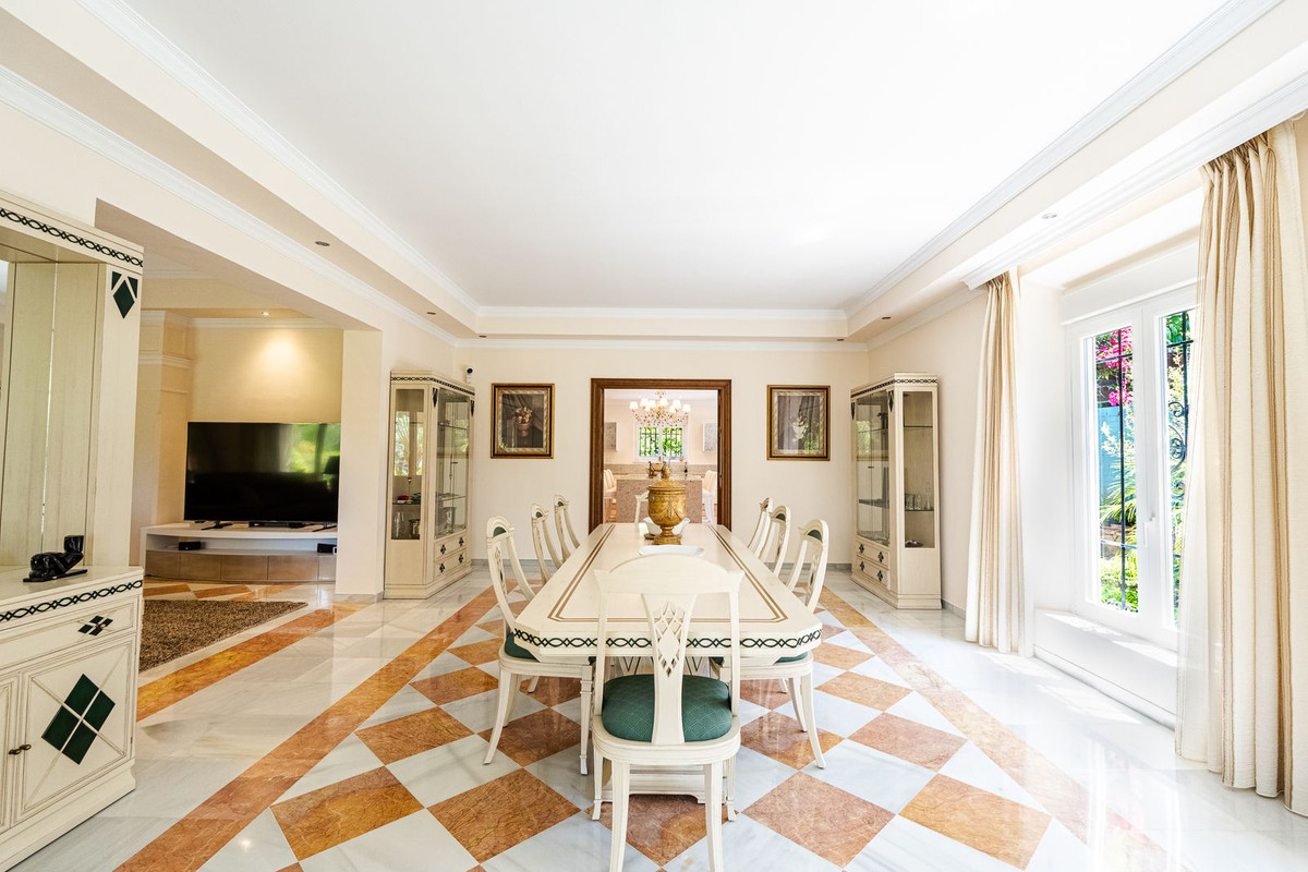 6 Bed Townhouse for sale in El Paraiso Costa Del Sol, Málaga, Spain