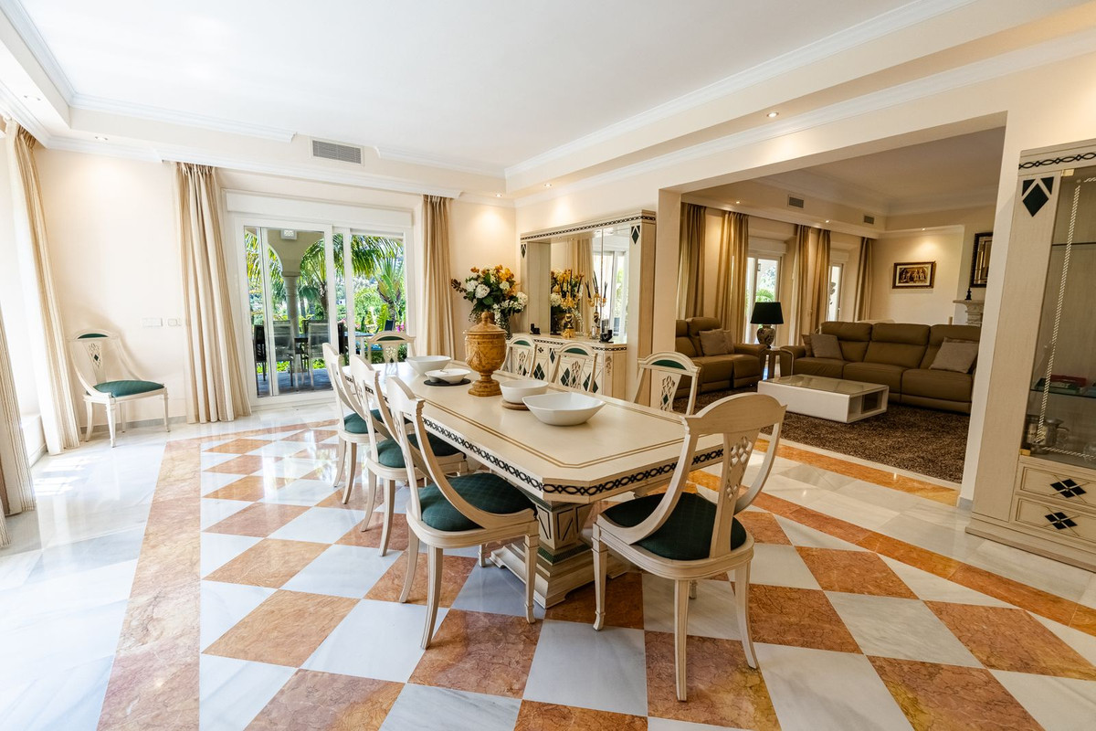 6 Bed Townhouse for sale in El Paraiso Costa Del Sol, Málaga, Spain