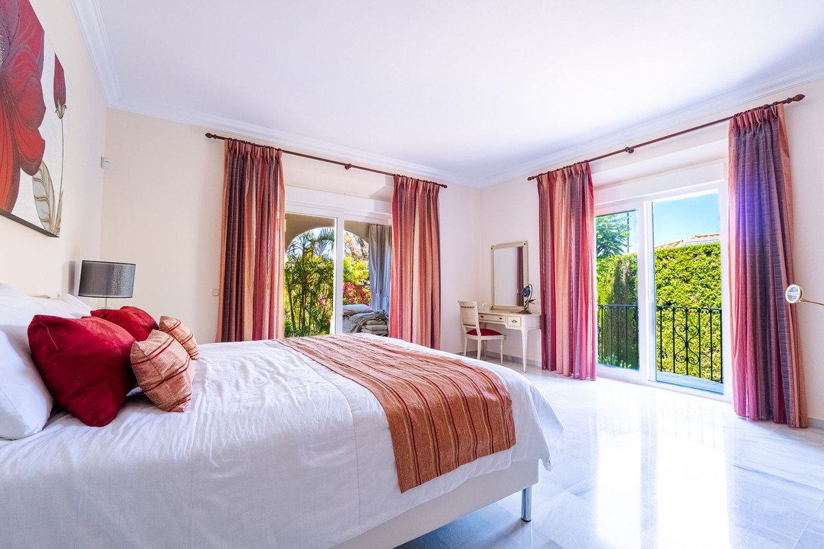 6 Bed Townhouse for sale in El Paraiso Costa Del Sol, Málaga, Spain