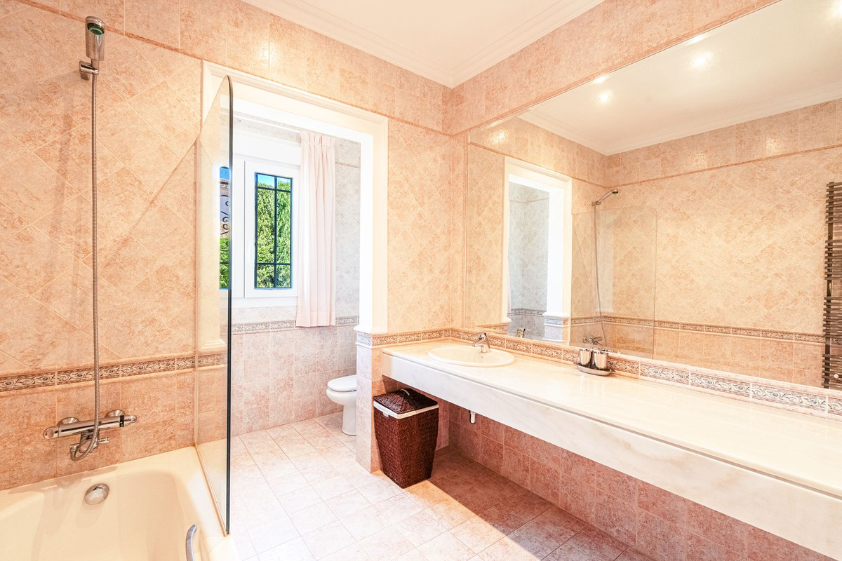 6 Bed Townhouse for sale in El Paraiso Costa Del Sol, Málaga, Spain