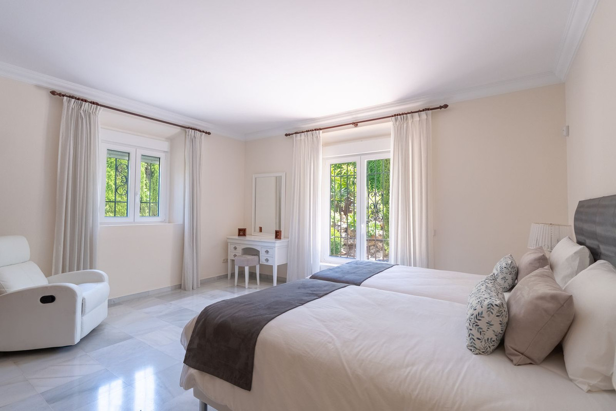6 Bed Townhouse for sale in El Paraiso Costa Del Sol, Málaga, Spain
