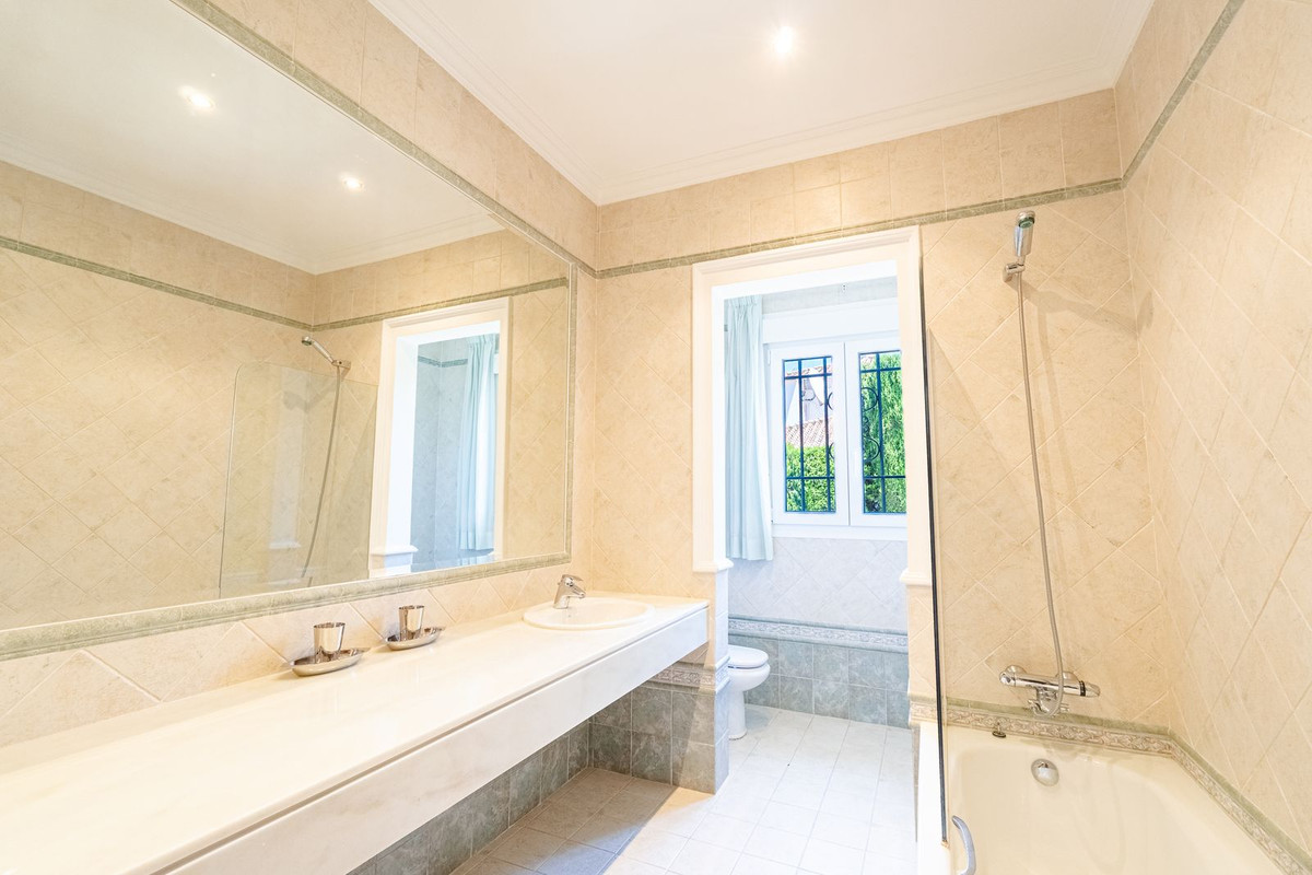 6 Bed Townhouse for sale in El Paraiso Costa Del Sol, Málaga, Spain