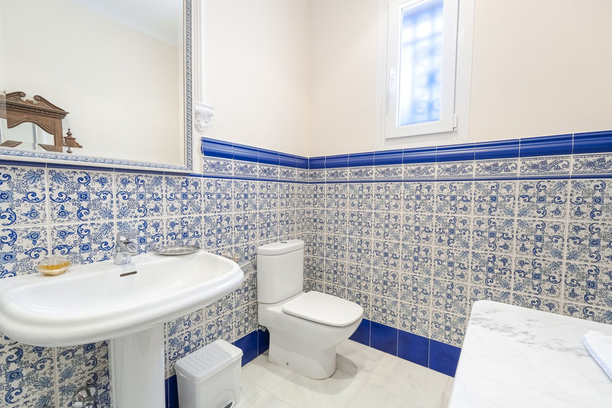 6 Bed Townhouse for sale in El Paraiso Costa Del Sol, Málaga, Spain