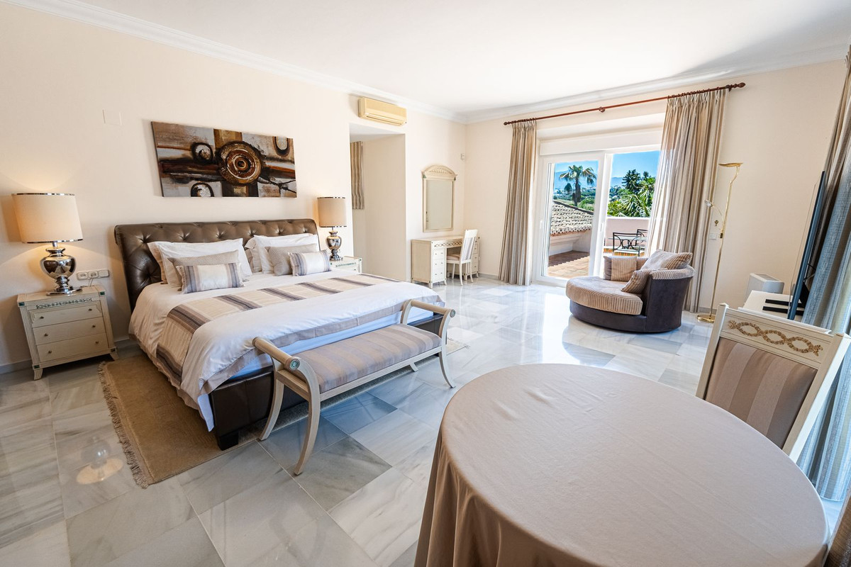 6 Bed Townhouse for sale in El Paraiso Costa Del Sol, Málaga, Spain