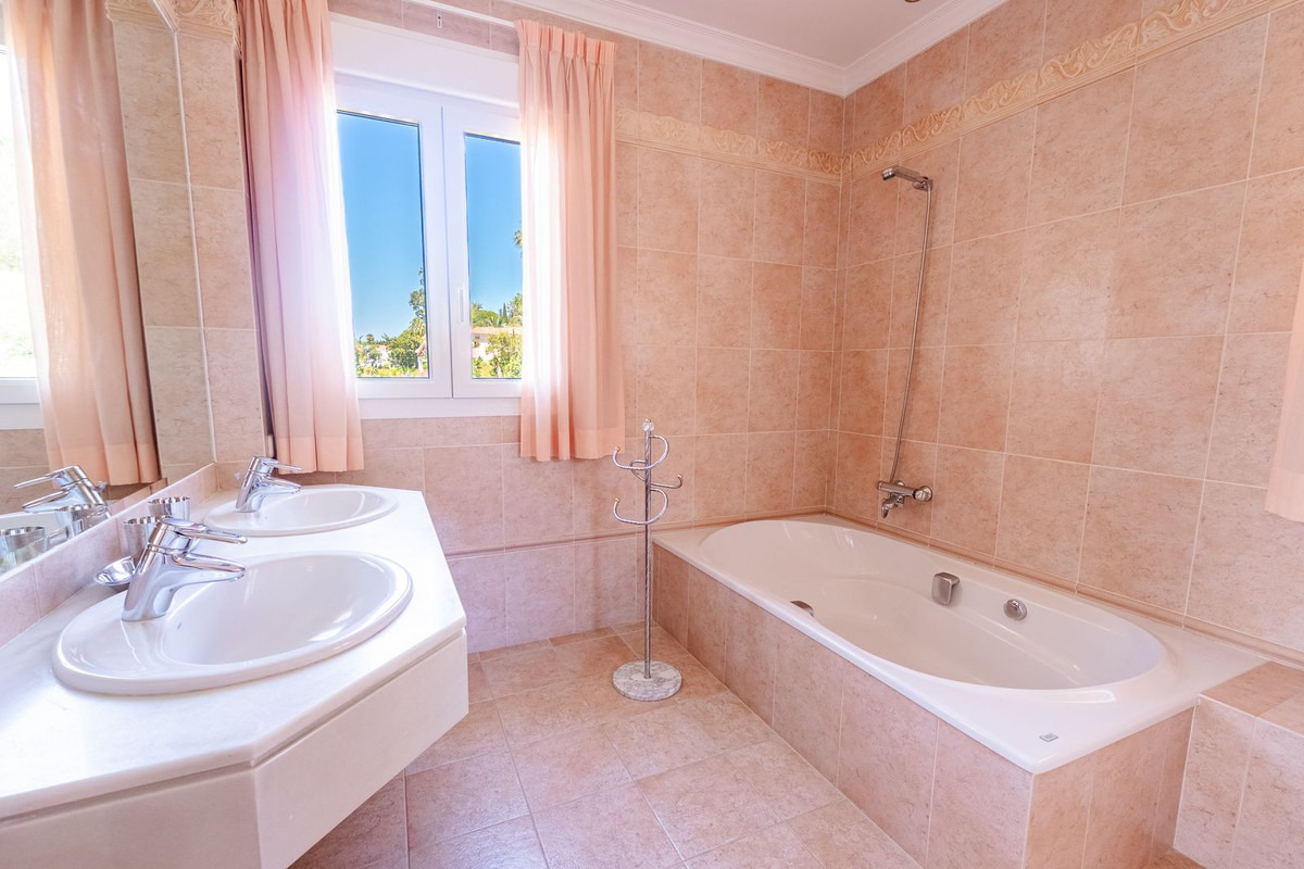 6 Bed Townhouse for sale in El Paraiso Costa Del Sol, Málaga, Spain