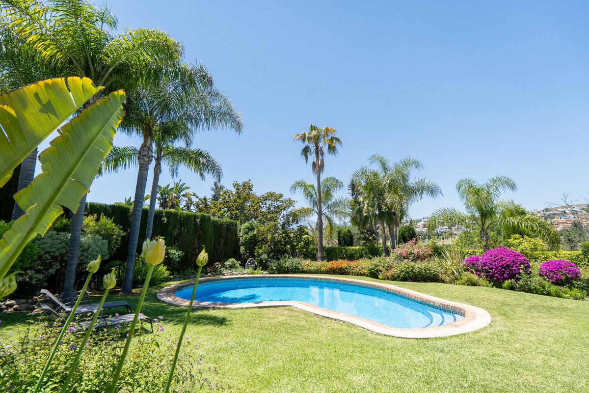 6 Bed Townhouse for sale in El Paraiso Costa Del Sol, Málaga, Spain