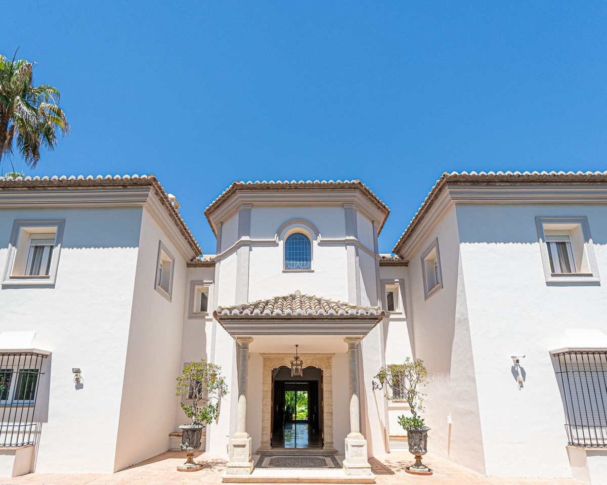 6 Bed Townhouse for sale in El Paraiso Costa Del Sol, Málaga, Spain